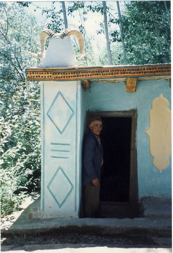 Muborakqadam in front of Sufi Mobarakqadam lodge. Copyright: Jan van Belle.