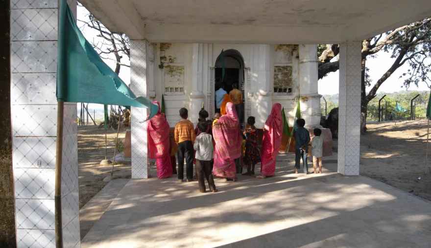 All of one place: A Muslim saint, a converted Hindu princess, and a Hindu deity